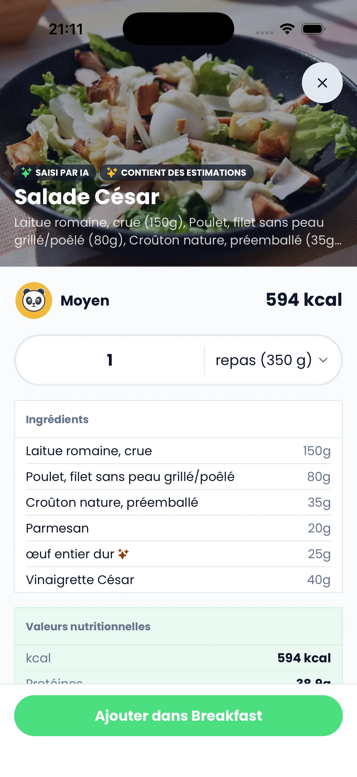Une salade César photographiée, décomposée en six ingrédients nommés avec leurs poids, une note de qualité et les valeurs nutritionnelles complètes